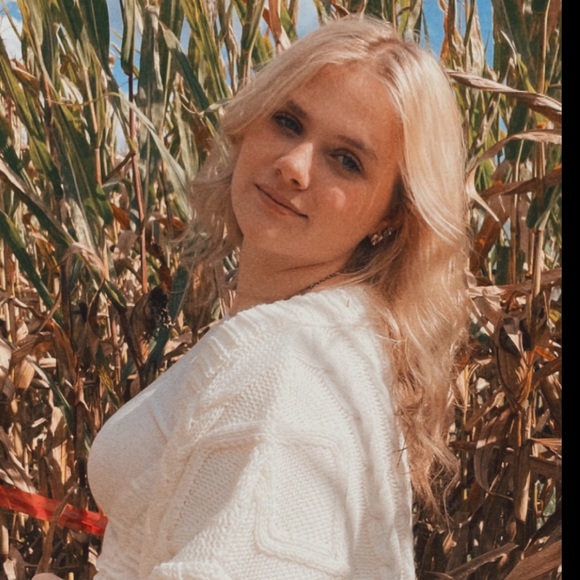 Meet your Posher, Alyssa - Picture 2 of 2